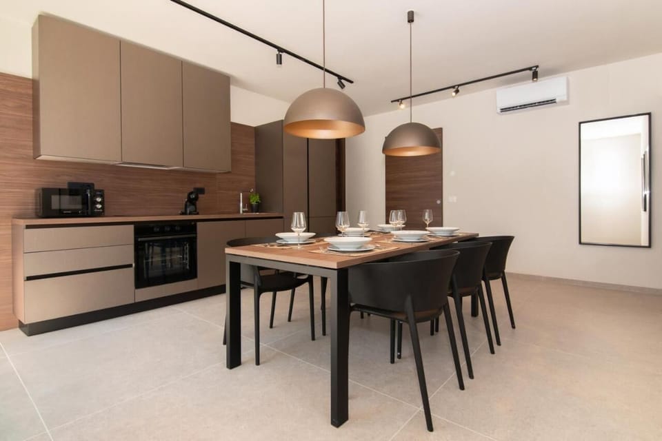 Superior House, 3 Bedrooms | Private kitchen | Fridge, microwave, oven, stovetop