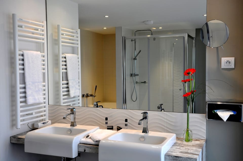 Panoramic Suite with Loire view - with air conditioning | Bathroom | Free toiletries, hair dryer, towels, soap