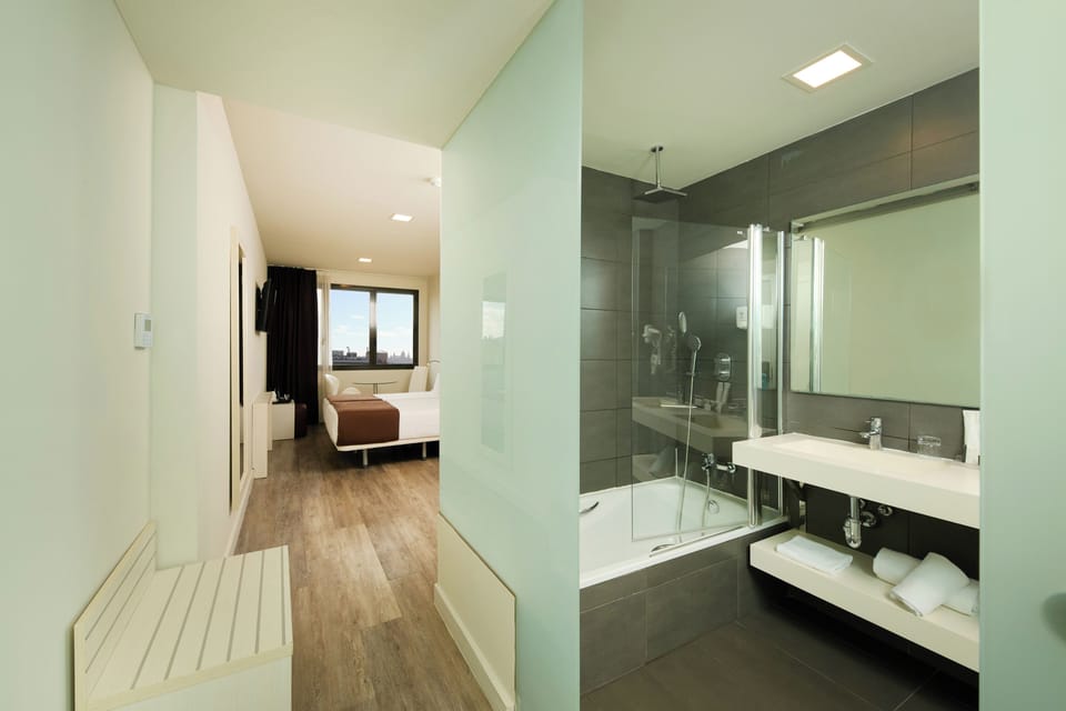 Twin Room | Minibar, in-room safe, blackout drapes, soundproofing