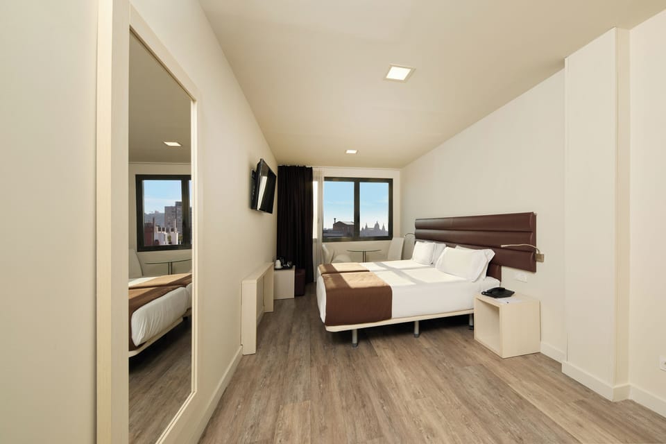 Twin Room | Minibar, in-room safe, blackout drapes, soundproofing