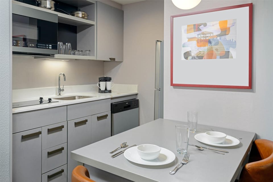 Fridge, microwave, stovetop, dishwasher