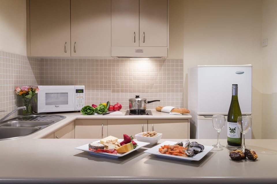 Apartment, 3 Bedrooms | Private kitchen | Microwave, electric kettle