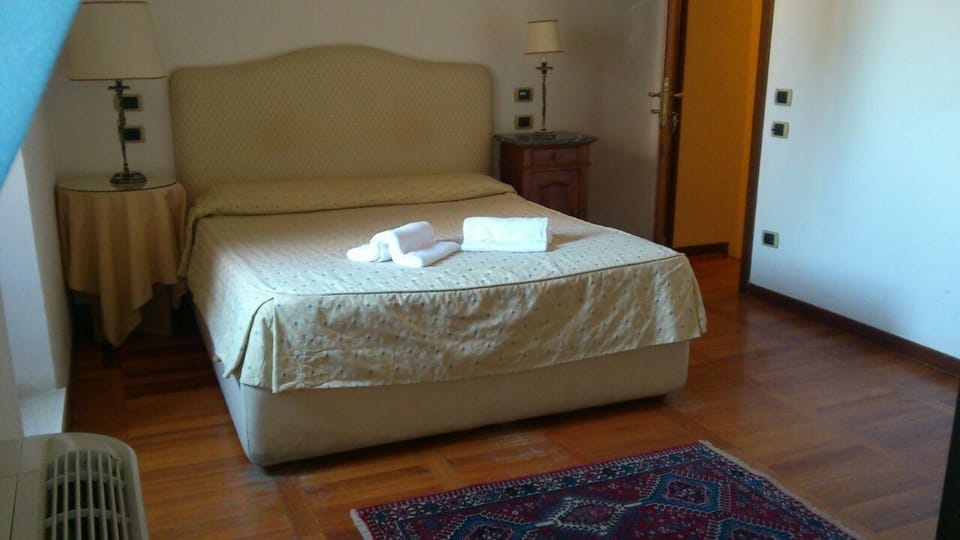 Traditional Double Room, 1 Double Bed | Premium bedding, minibar, desk, free cribs/infant beds