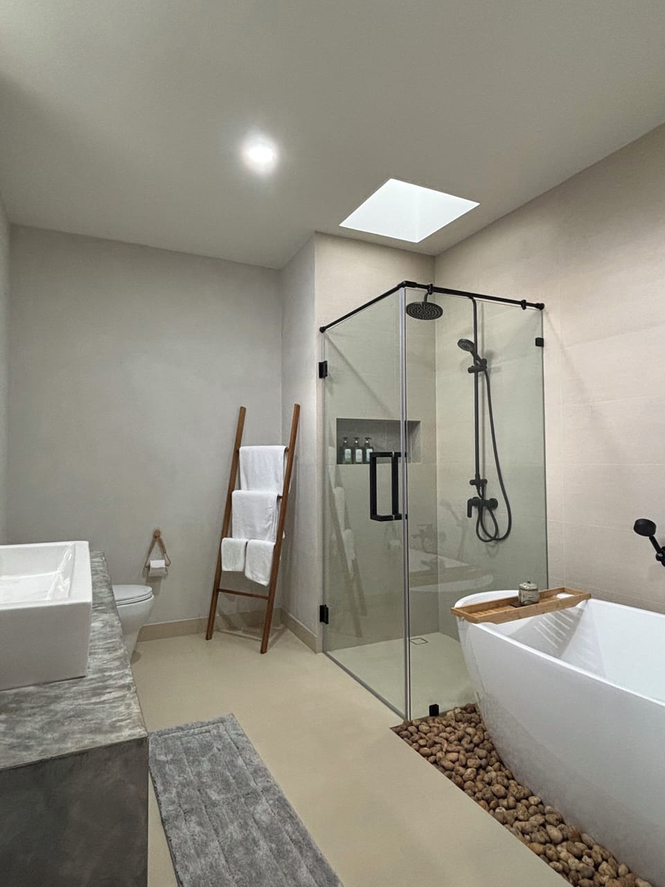 Deluxe Double Room, Balcony, Garden View | Bathroom | Free toiletries, hair dryer, bathrobes, slippers