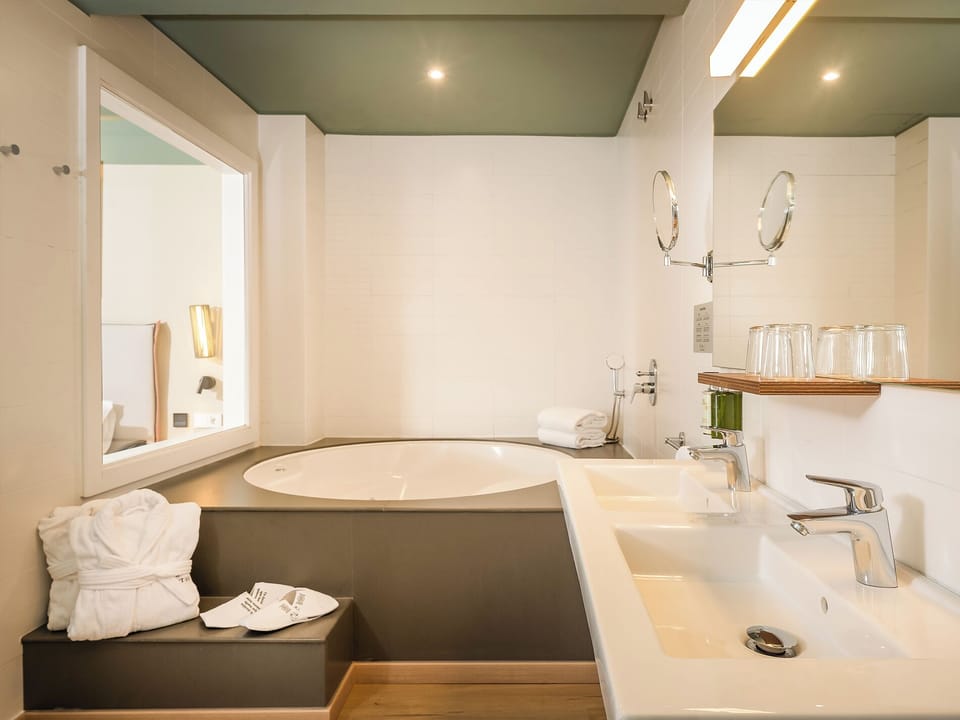 Superior Double Room, Hot Tub | Bathroom | Free toiletries, hair dryer, towels