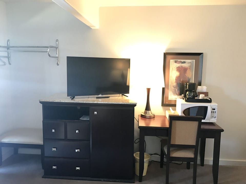 Classic Room, 1 King Bed | Free WiFi, bed sheets