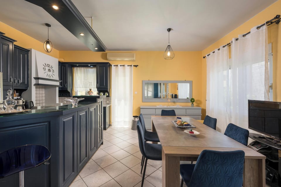 Comfort House, Sea View | In-room dining