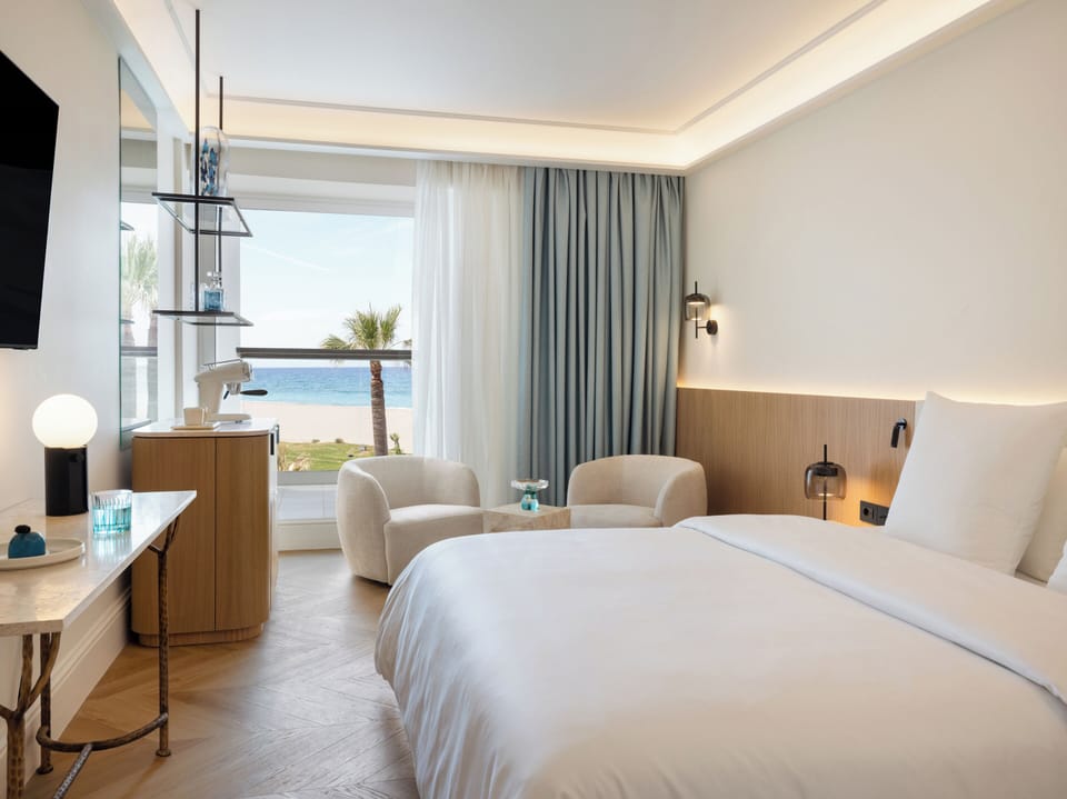 Superior Double Sea View | Minibar, in-room safe, blackout drapes, iron/ironing board