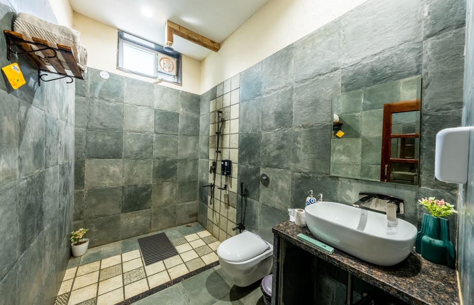 Premium Room, Garden View | Bathroom | Shower, towels, shampoo, toilet paper