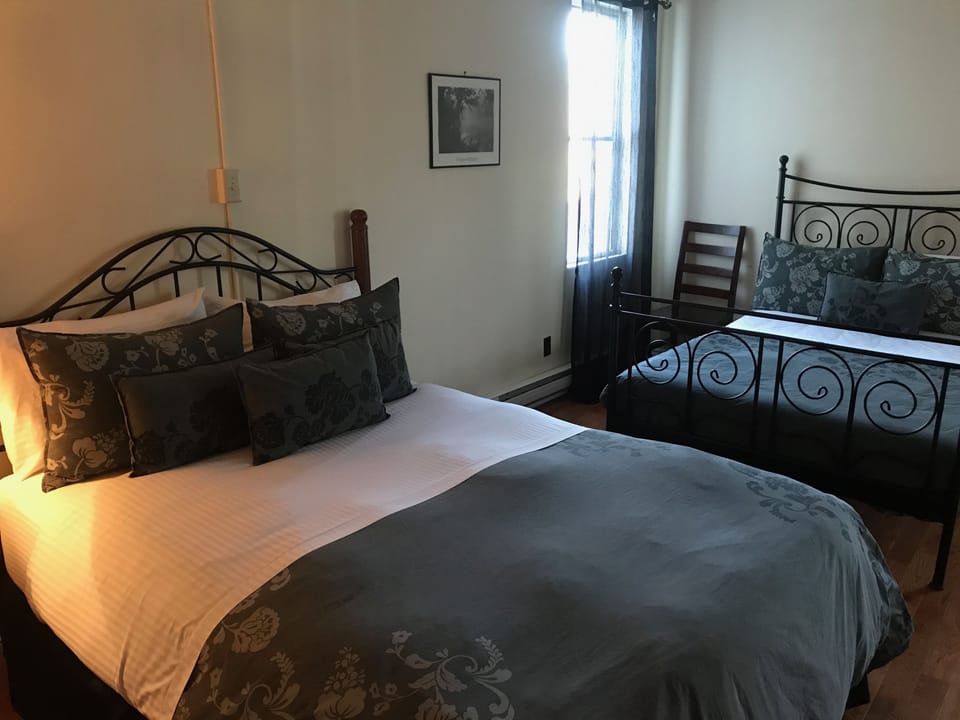 Deluxe Studio | Premium bedding, iron/ironing board, free WiFi, bed sheets