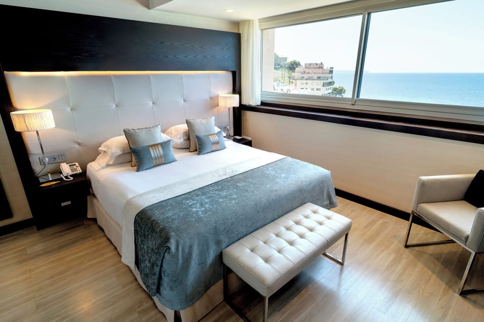 Penthouse Suite | Premium bedding, down comforters, minibar, in-room safe