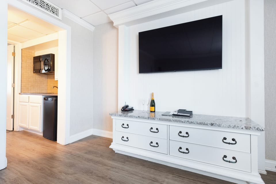 1 King Bed with Sofa Bed Suite, Kitchenette, Sundeck View Exterior Entrance | Living area | Flat-screen TV