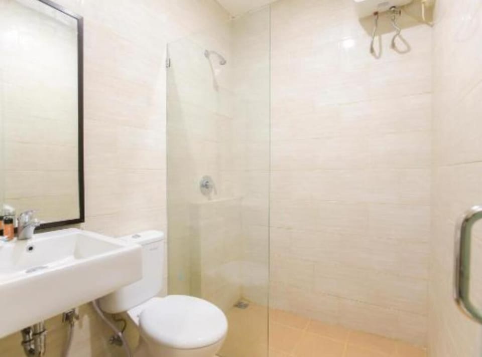 Shower, free toiletries, towels