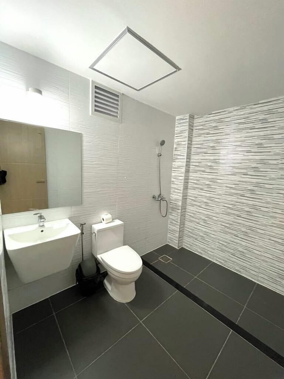 Superior Double Room | Bathroom | Slippers, bidet