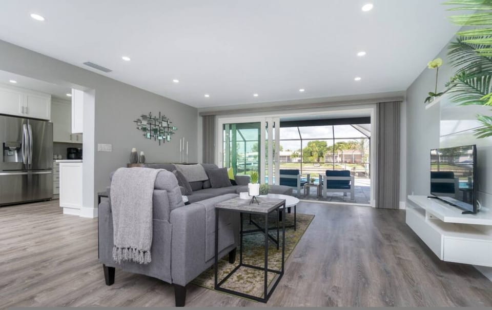 House | 4 bedrooms, desk