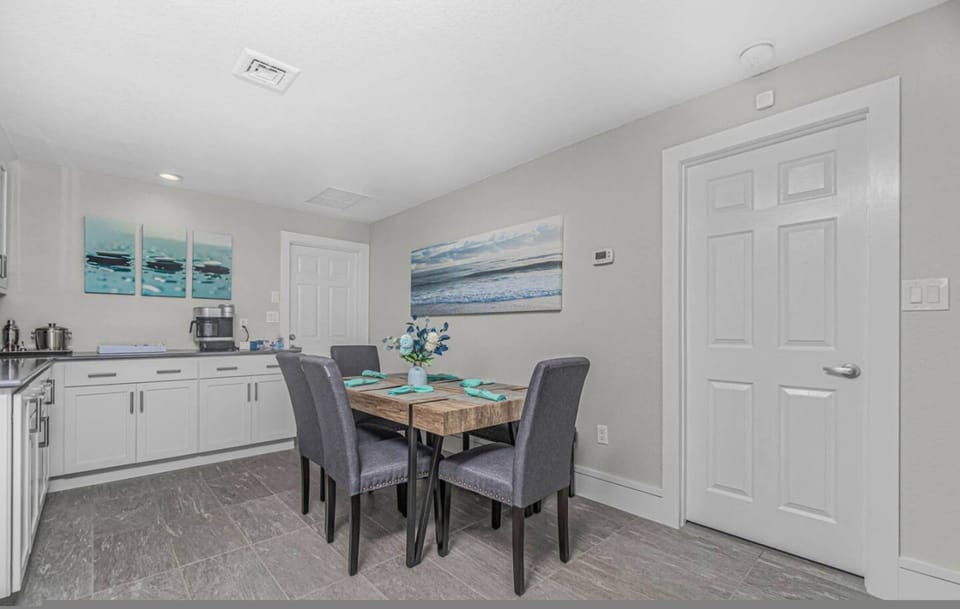 House | 4 bedrooms, desk