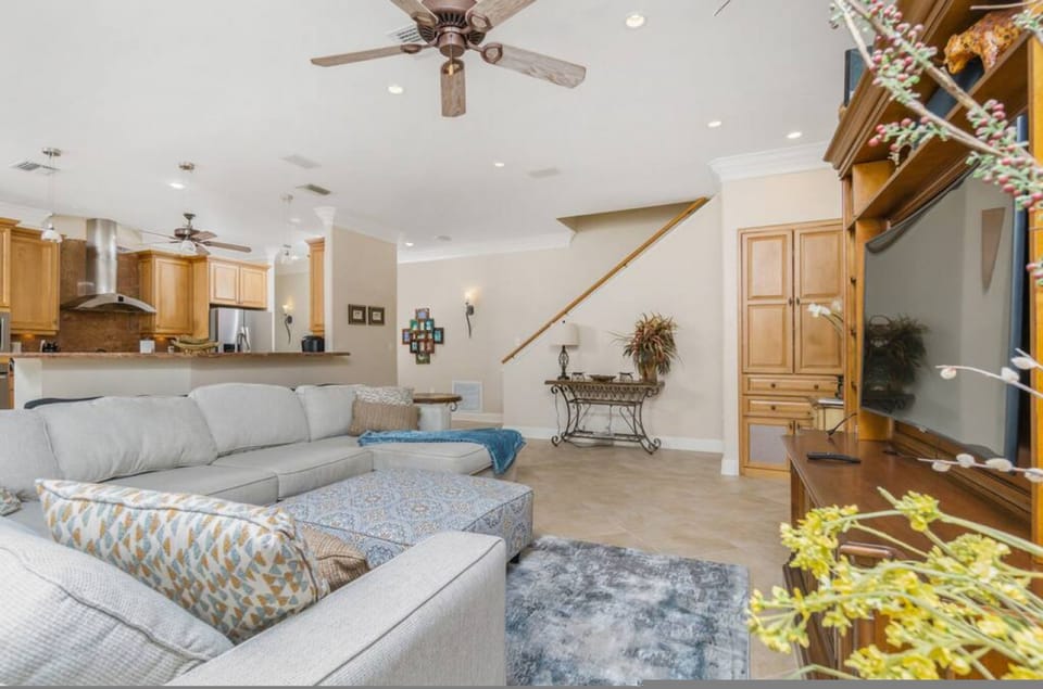 House | 4 bedrooms, desk