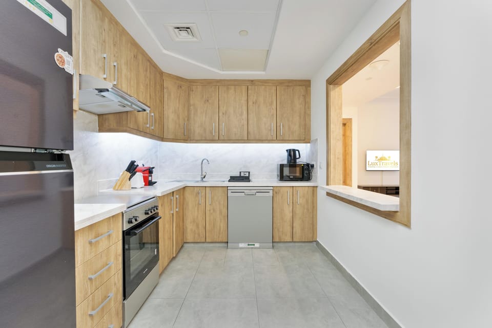 Premier Apartment | Private kitchen | Full-size fridge, microwave, oven, stovetop