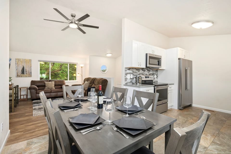 House, Multiple Beds, Balcony, Garden View (1119 S Edinburgh Drive) | Interior