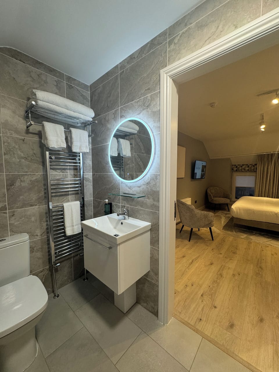 Deluxe Double Room, Ensuite, City View | Bathroom | Shower, rainfall showerhead, designer toiletries, hair dryer