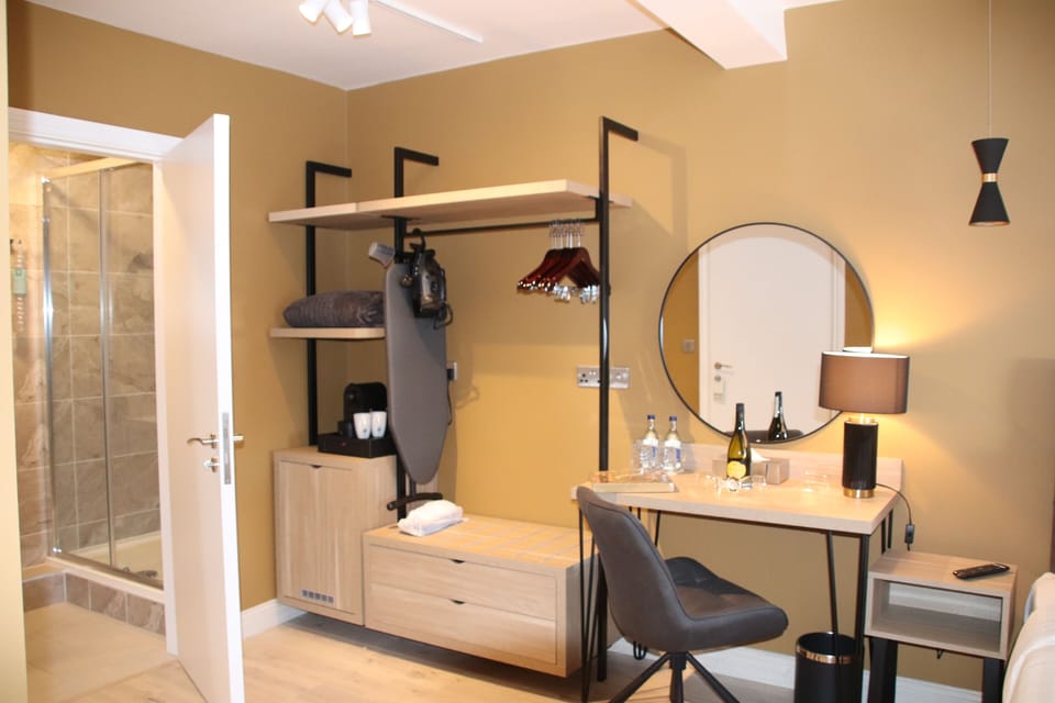 Deluxe Double Room, Ensuite, City View | Laptop workspace, iron/ironing board, WiFi (free)
