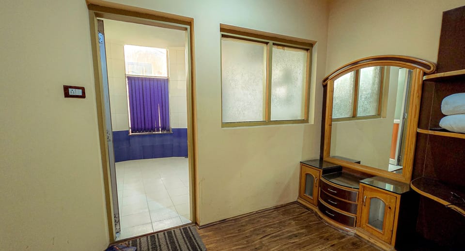 Deluxe Room, Private Bathroom, City View | Bathroom | Slippers, towels, soap, shampoo