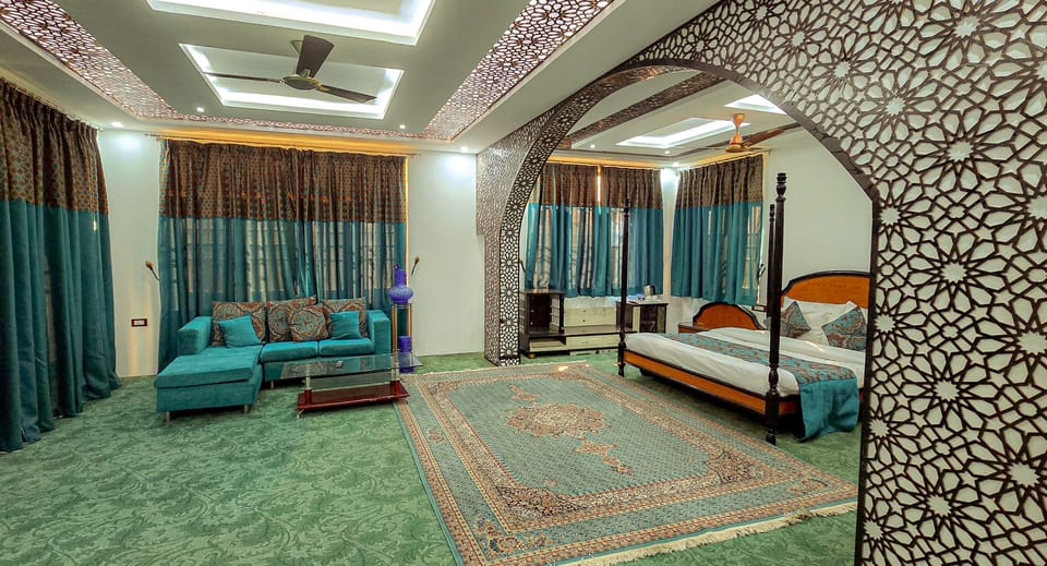 Superior Room, City View | Desk, laptop workspace, iron/ironing board (on request), WiFi (free)