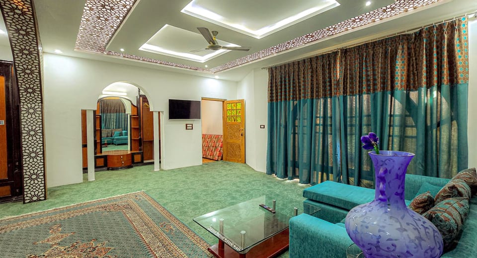 Superior Room, City View | Desk, laptop workspace, iron/ironing board (on request), WiFi (free)