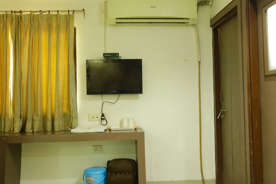 Premium bedding, pillowtop beds, soundproofing, WiFi (free)