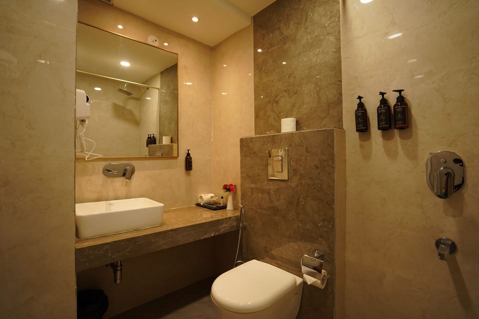 Junior Suite | Bathroom | Shower, eco-friendly toiletries, hair dryer, towels