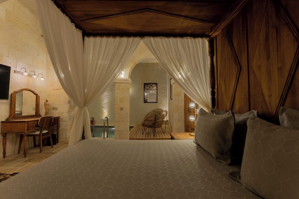 Romance Suite | Minibar, in-room safe, individually decorated, individually furnished