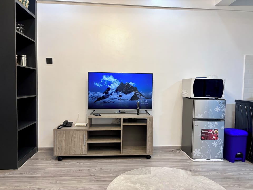 Deluxe Studio, 1 Queen Bed, City View | Blackout drapes, iron/ironing board, travel crib, free WiFi