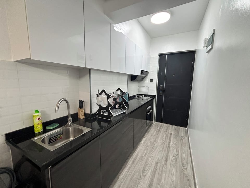 Deluxe Studio, 1 Queen Bed, City View | Private kitchen