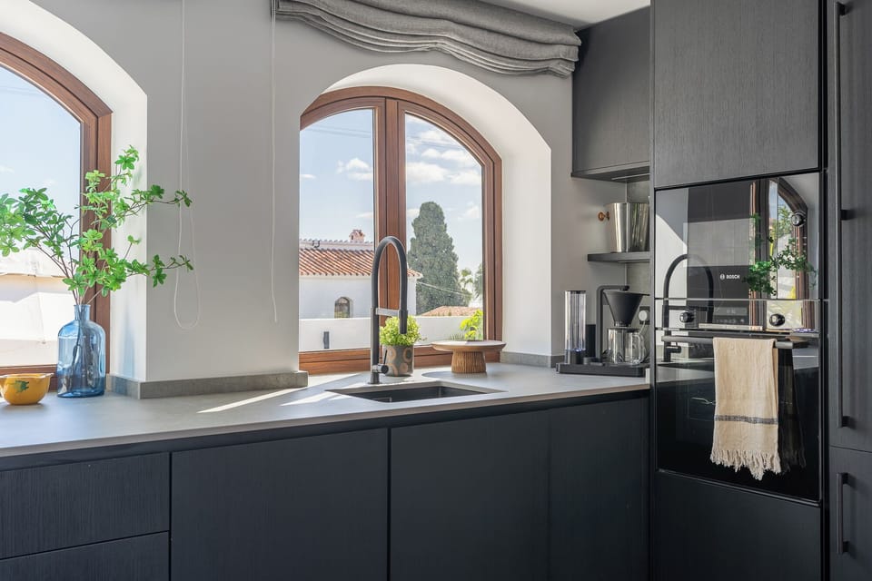 House | Private kitchen | Fridge, microwave, oven, stovetop
