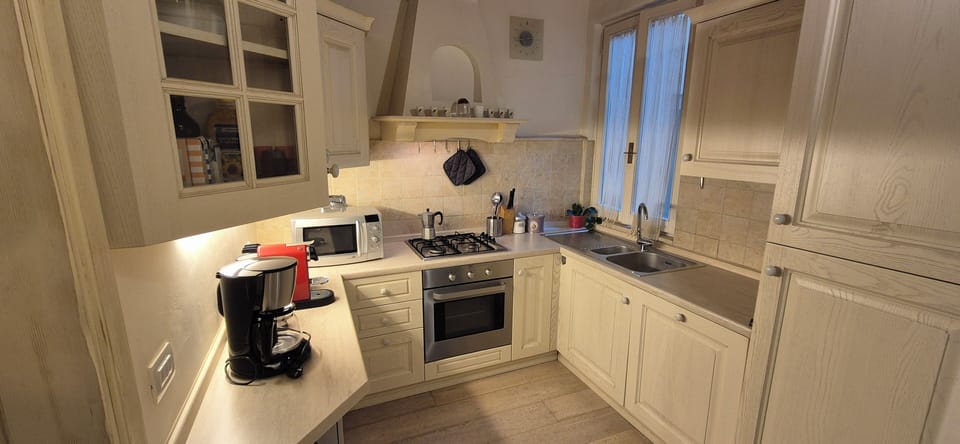 Full-size fridge, microwave, oven, stovetop