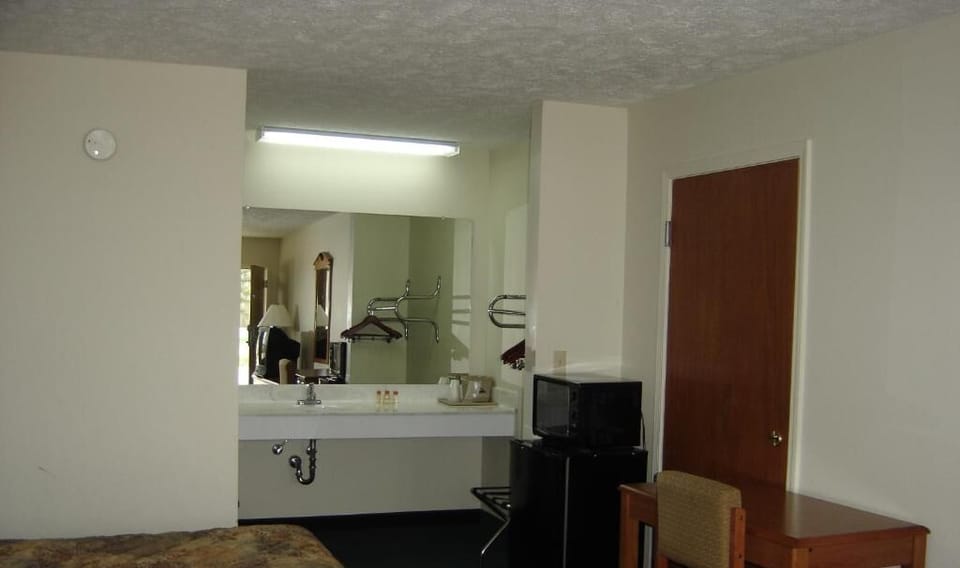 Iron/ironing board, free WiFi, bed sheets, alarm clocks