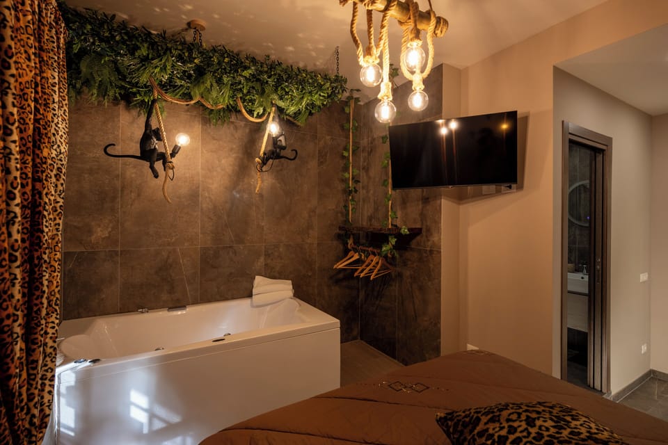 Design Double Room, 1 King Bed, Jetted Tub | Premium bedding, down comforters, memory foam beds, free minibar