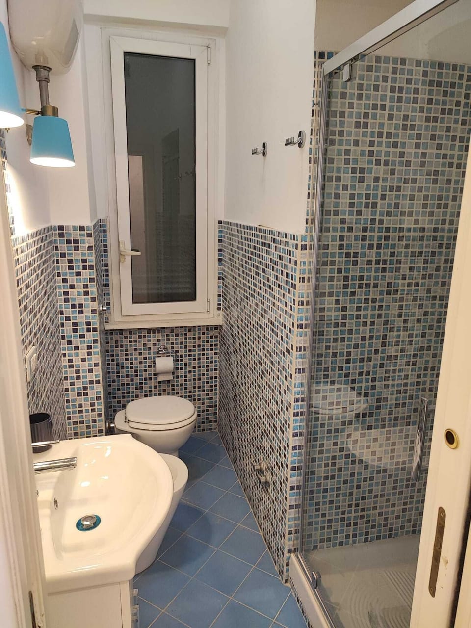 Double or Twin Room | Bathroom | Shower, free toiletries, hair dryer, bidet