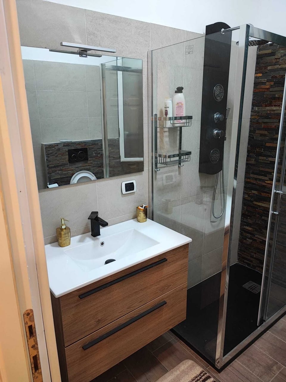Quadruple Room | Bathroom | Shower, free toiletries, hair dryer, towels