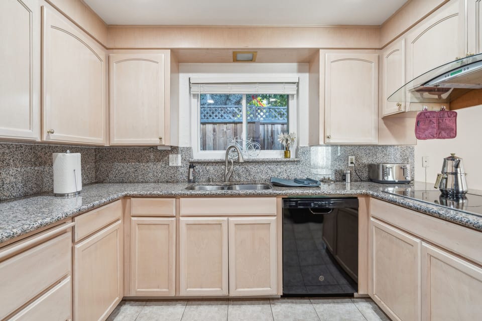 Duplex, 3 Bedrooms | Private kitchen | Fridge, oven, electric kettle, toaster