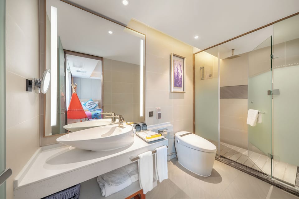 Signature Triple Room | Bathroom | Shower, rainfall showerhead, eco-friendly toiletries, hair dryer