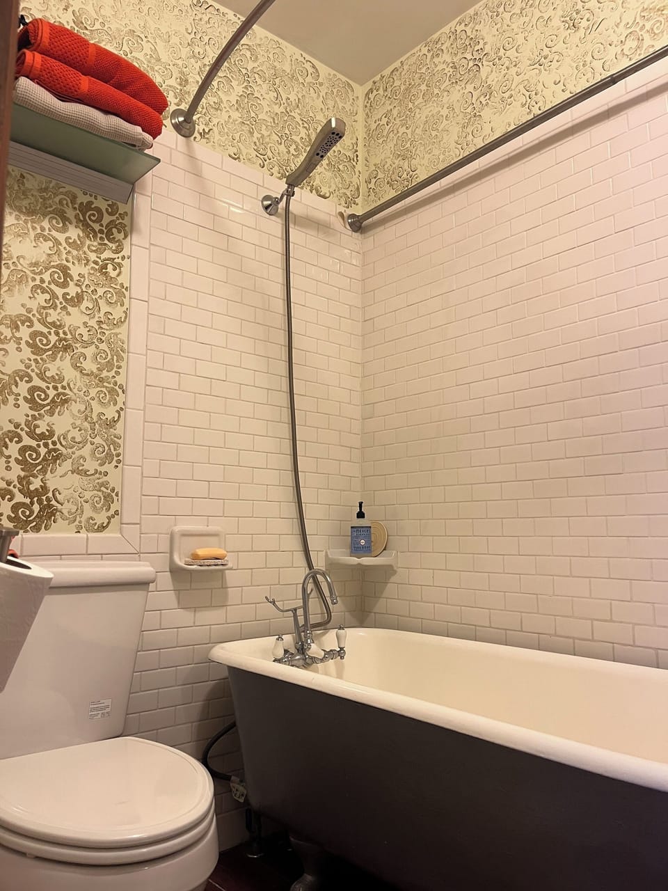 Standard Studio | Bathroom | Combined shower/tub, free toiletries, hair dryer, towels