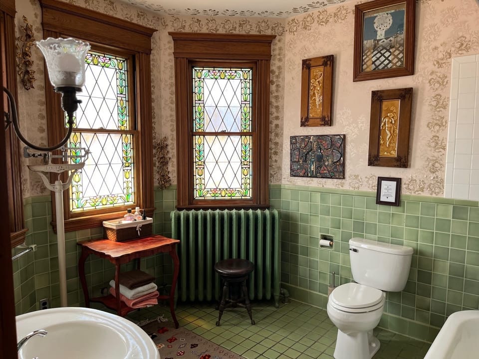 Maria Suite | Bathroom | Combined shower/tub, free toiletries, hair dryer, towels