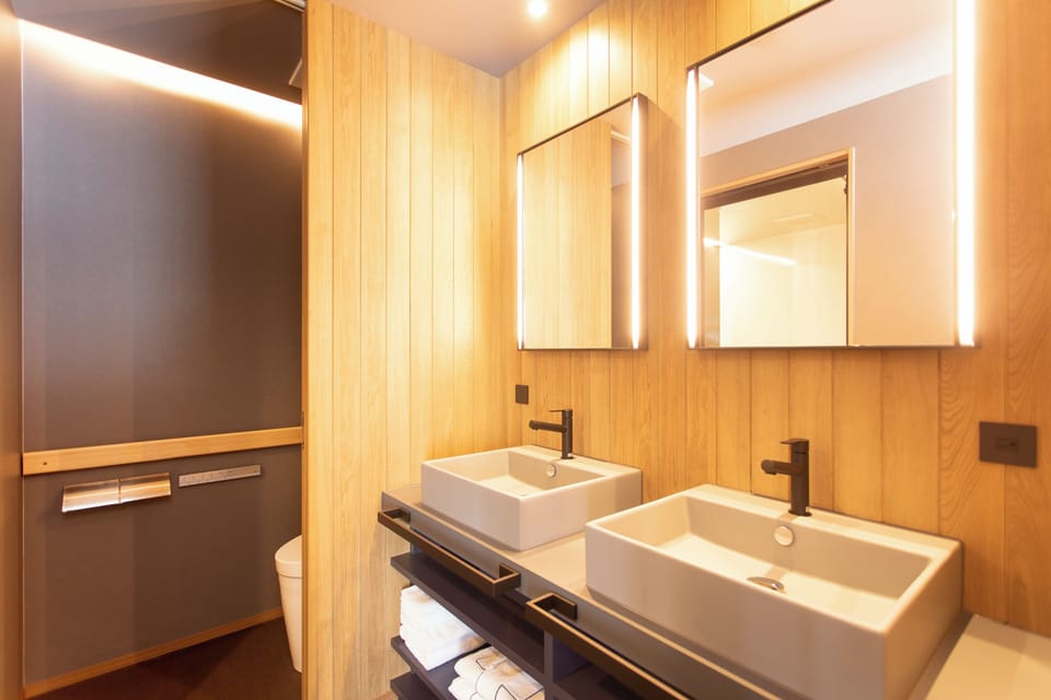 Deluxe Triple Room | Bathroom | Hair dryer, slippers, towels, soap