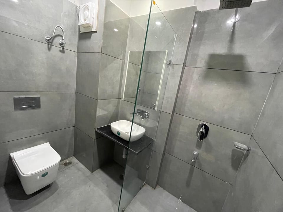 Luxury Double Room, River View | Bathroom | Shower, slippers, towels, soap
