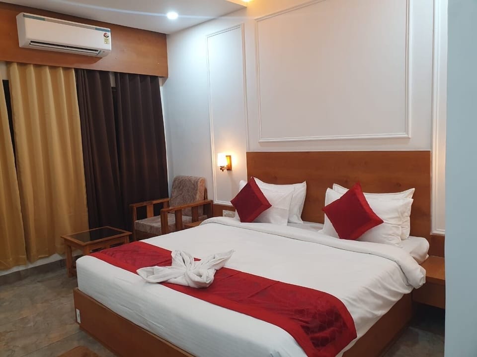 Luxury Double Room, River View | Desk, laptop workspace, soundproofing, free WiFi