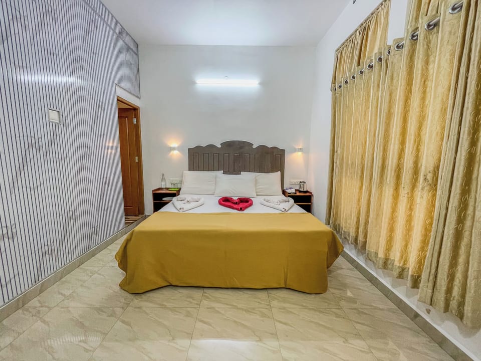 Deluxe Room | Desk, laptop workspace, blackout drapes, soundproofing