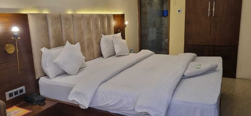 Deluxe Single Room | Laptop workspace