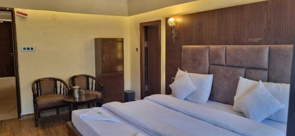 Deluxe Single Room | Laptop workspace