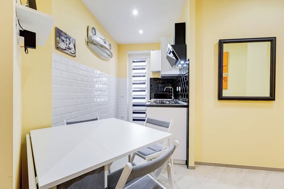 Apartment, 1 Bedroom, Non Smoking, Kitchenette | Living area | 32-inch flat-screen TV with cable channels